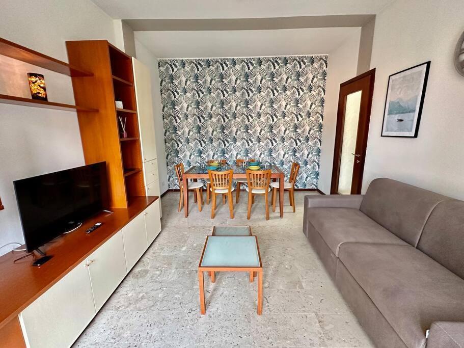 Low Cost Holiday An Business House And Free Park By Revenue House Como Exterior photo